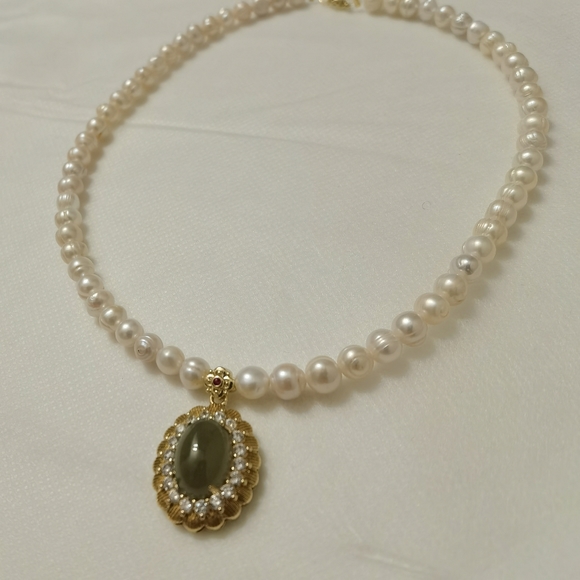 Freshwater pearl necklace with jade pendant. - Picture 4 of 4